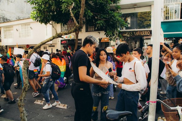 Quelles stratégies adopter pour créer une série de vlogs de voyage culturel dans des villes peu connues ?