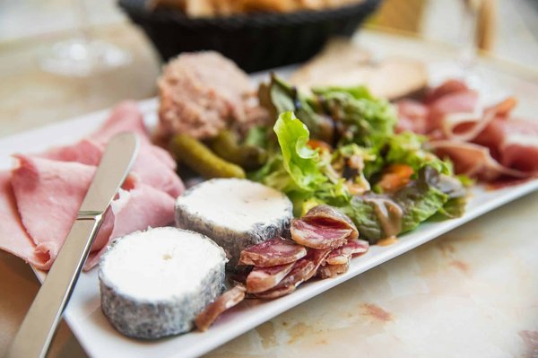 Recherchez votre restaurant près de la Tour Eiffel.