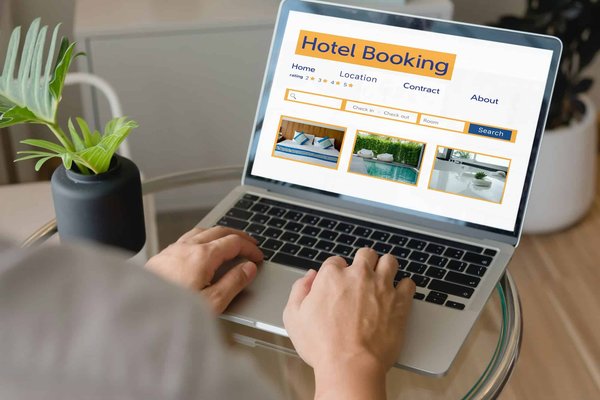 Comment les avis des utilisateurs sur Booking influencent-ils les choix d'hôtels ?